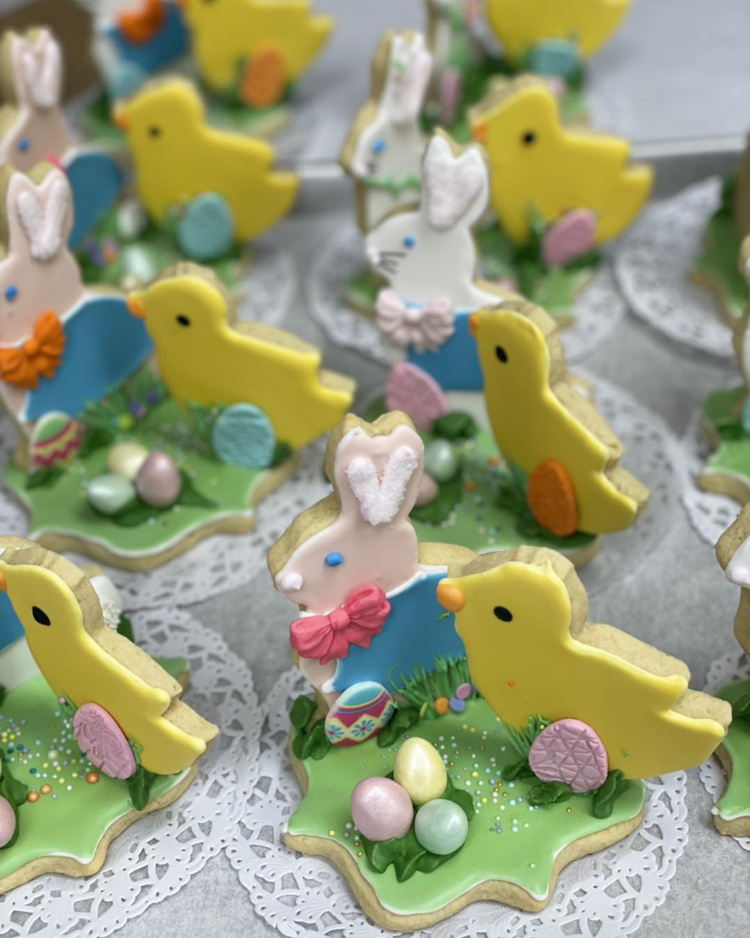 Do you want to spice up your Easter table with a cookie centerpiece… we have quite a few for you...