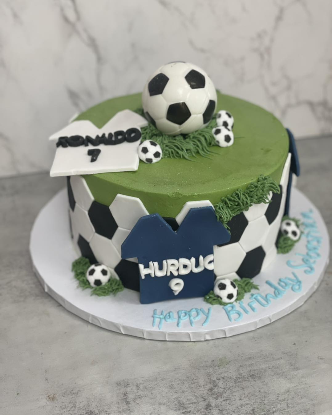 Soccer season is here!! ⚽️⚽️⚽️ #soccercake #alinascakesandcookies #cakes #cakeart #cakeartist...