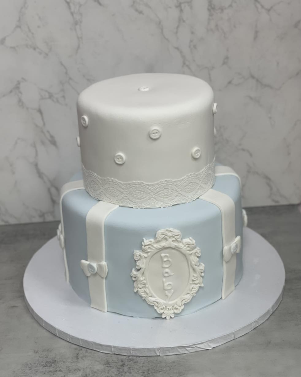 Simple and elegant baby shower cake… #babyshowercake #alinascakesandcookies #cakes #cakeart...