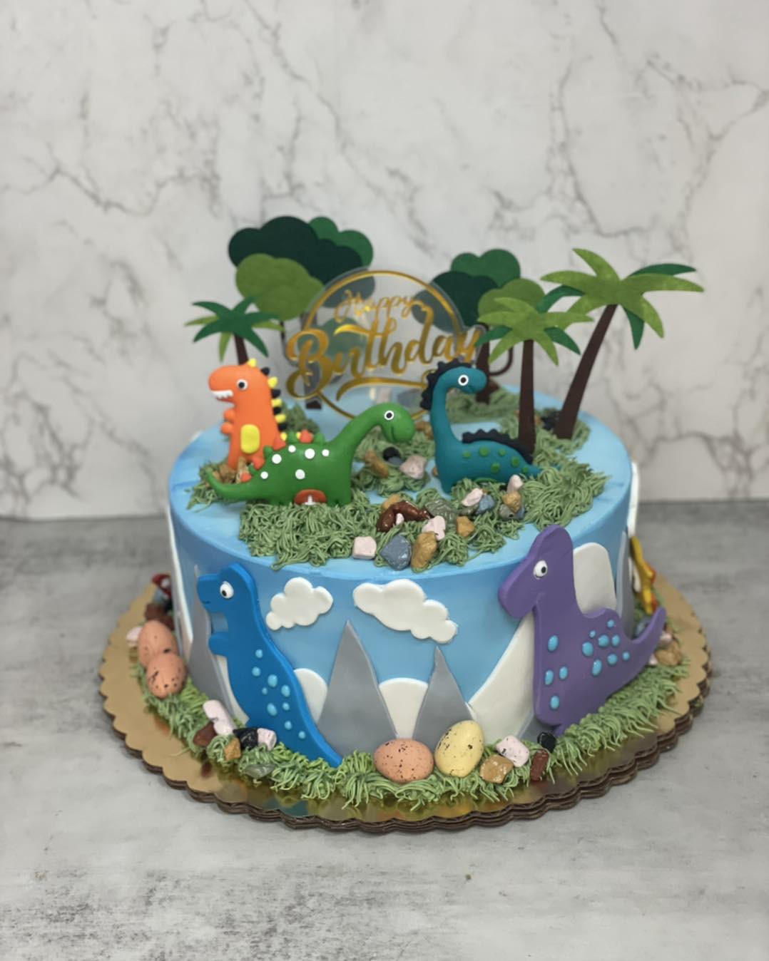 Fun dinosaur cake!!!🦖🦖🦖🦖🦕🦕🦕 #dinosaurcake #alinascakesandcookies #cakes #cakeart...