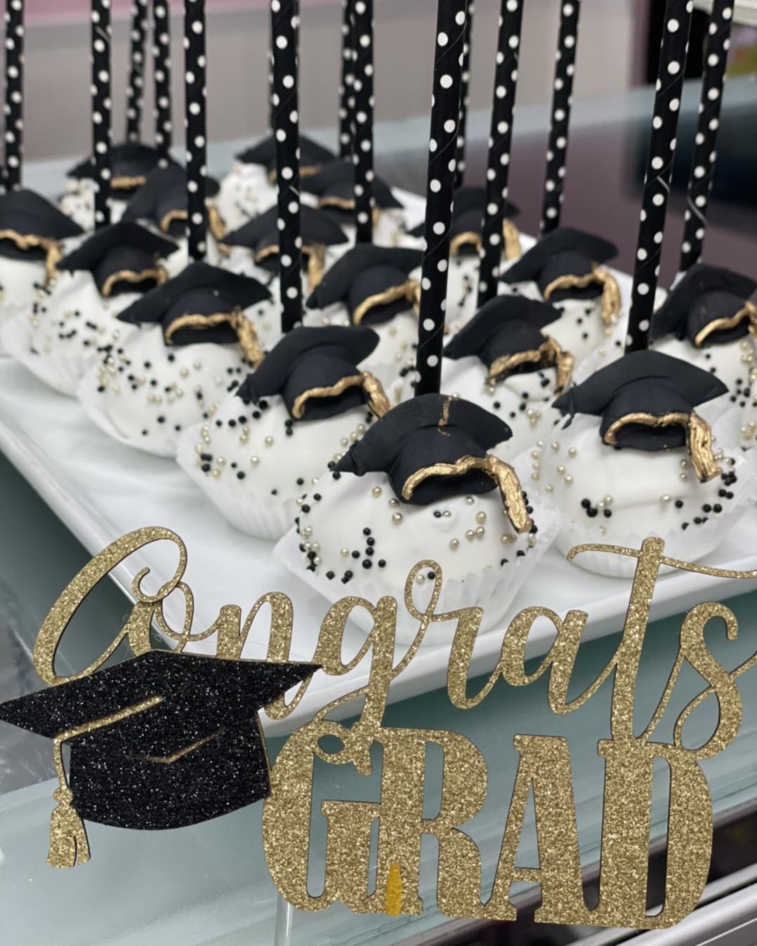 Graduation cake pops…🎓🎓🎓🎓