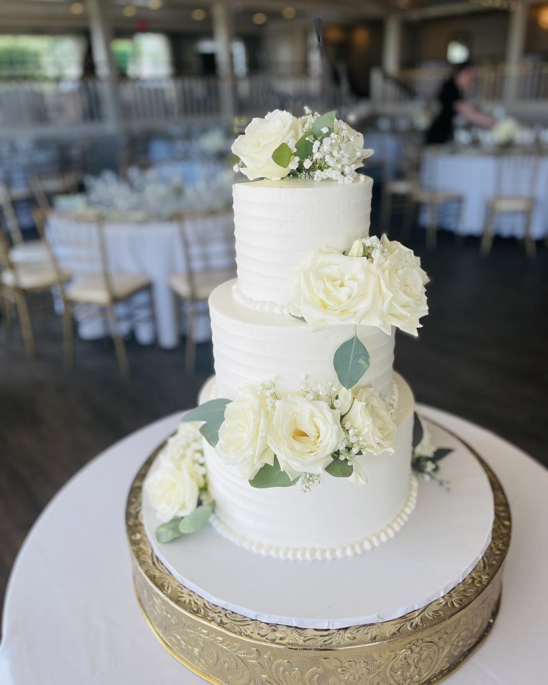 Wedding season is here…. #whiterosesweddingcake #alinascakesandcookies #cakes #cakeart...