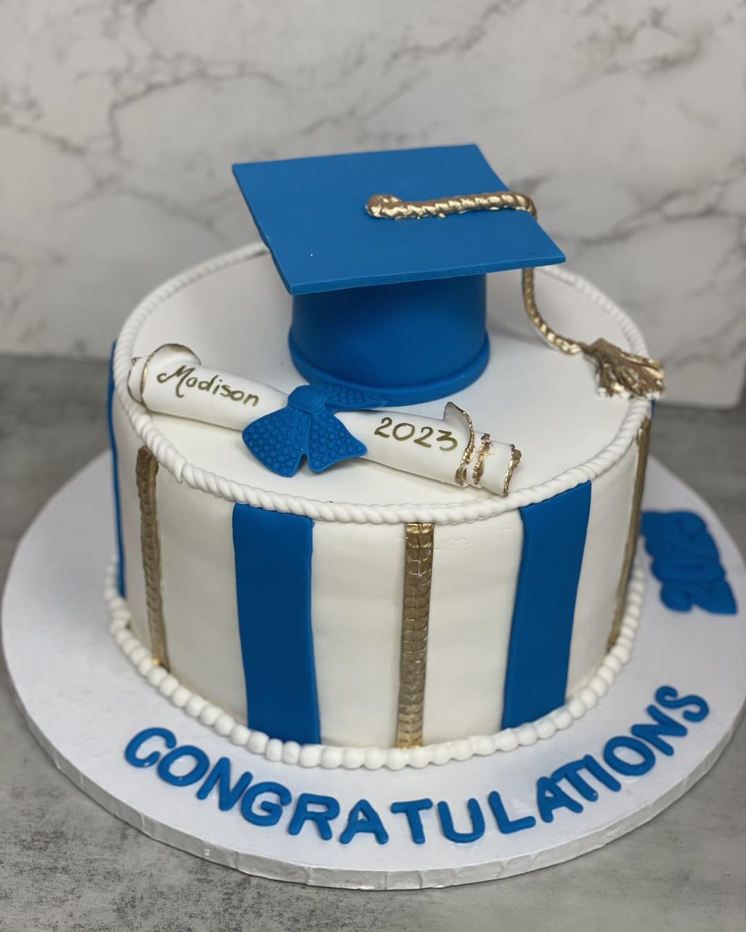 Congratulations Madison!! Good luck in high school!!! #graduationcake #alinascakesandcookies...